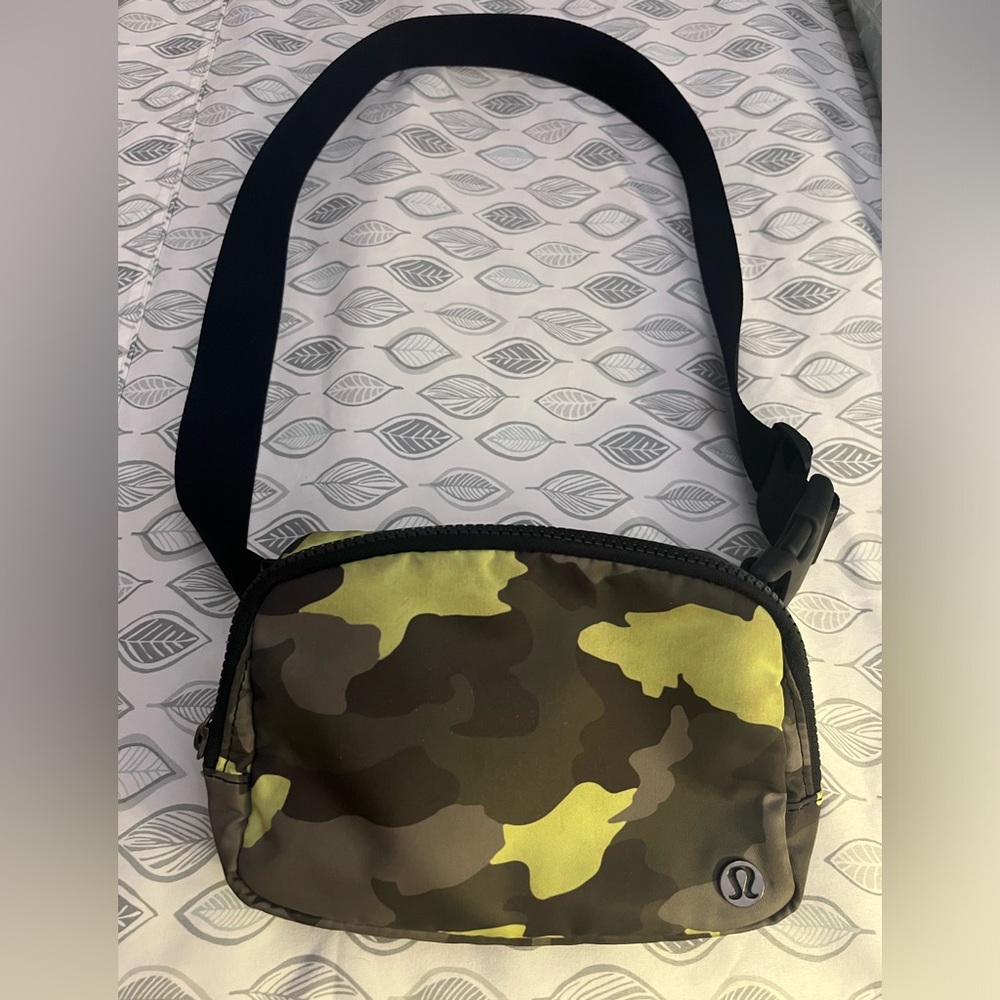 Lululemon 1LT belt bag camouflage
